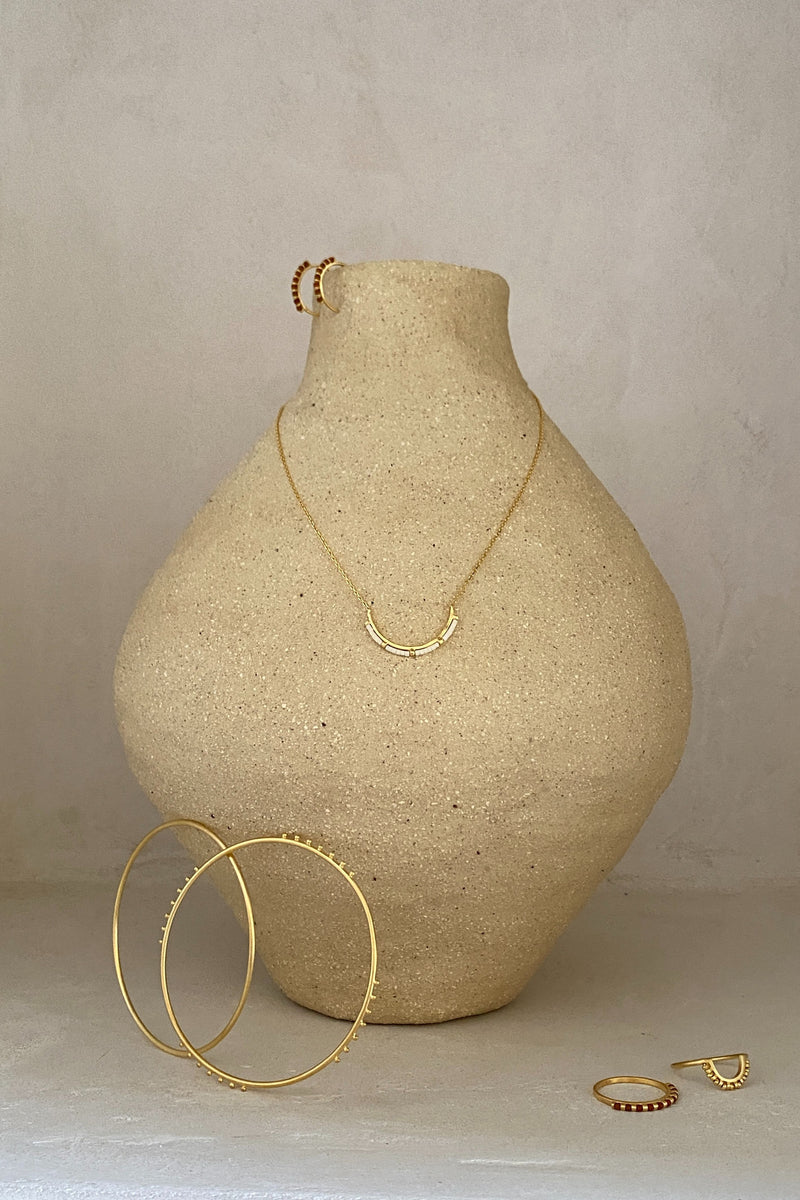 ĀĀRUNYA NECKLACE - Ivory Glass Beads