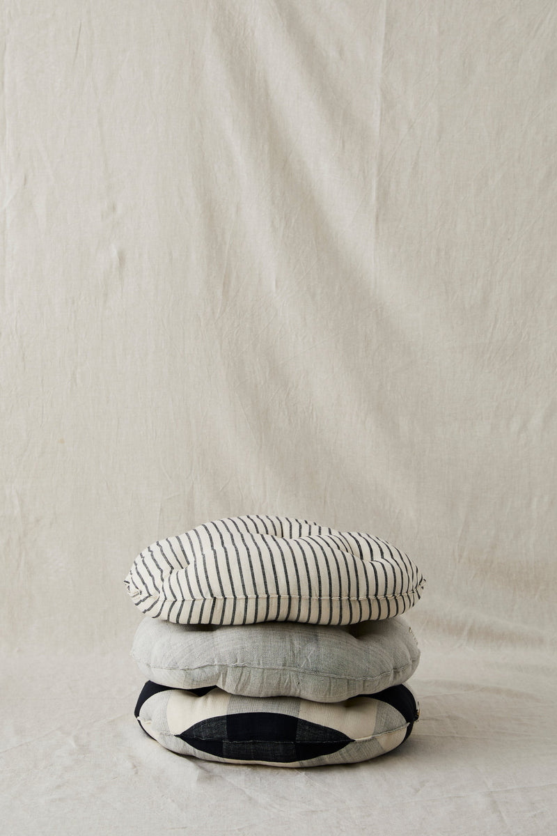 COTTON HANDWOVEN ROUND CUSHION GREY